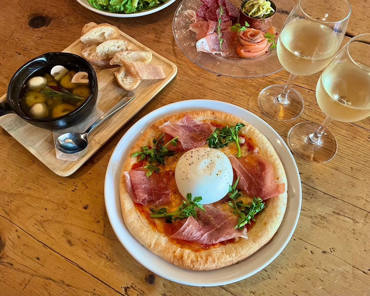 【幻のブラータチーズのピザコーズ】幻のチーズといわれるブラータチーズを使用したトマトピザをメインに選べるサラダ＆アヒージョ、食後にデザート＆ドリンクつき☆