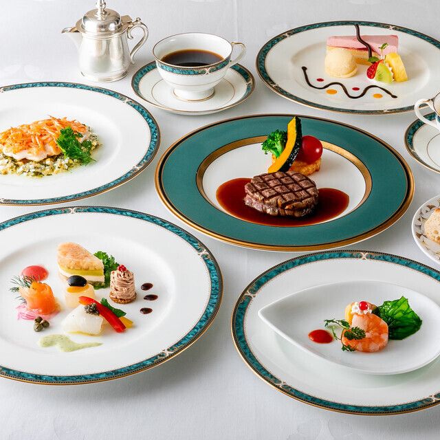 【サファイアコース】牛ヒレ肉のステーキの極上な肉質、イサキのポワレの定番フルコース