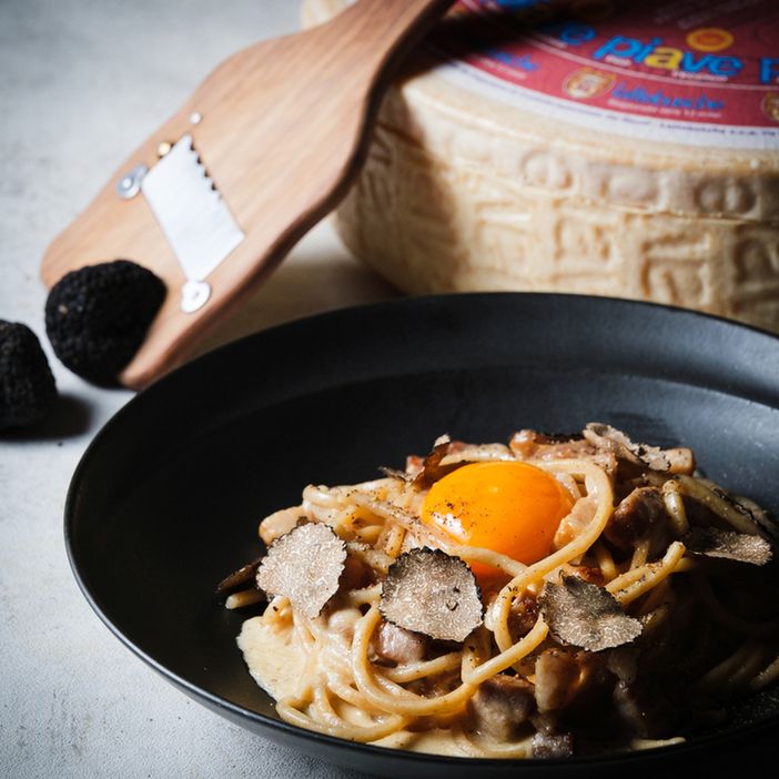 【8000CASCINAテイスティングディナーコース】前菜３種盛合せ、看板商品の炎のカルボナーラ、牛フィレ肉のローストとラクレットチーズ！高級食材を使用した全5品のコース！