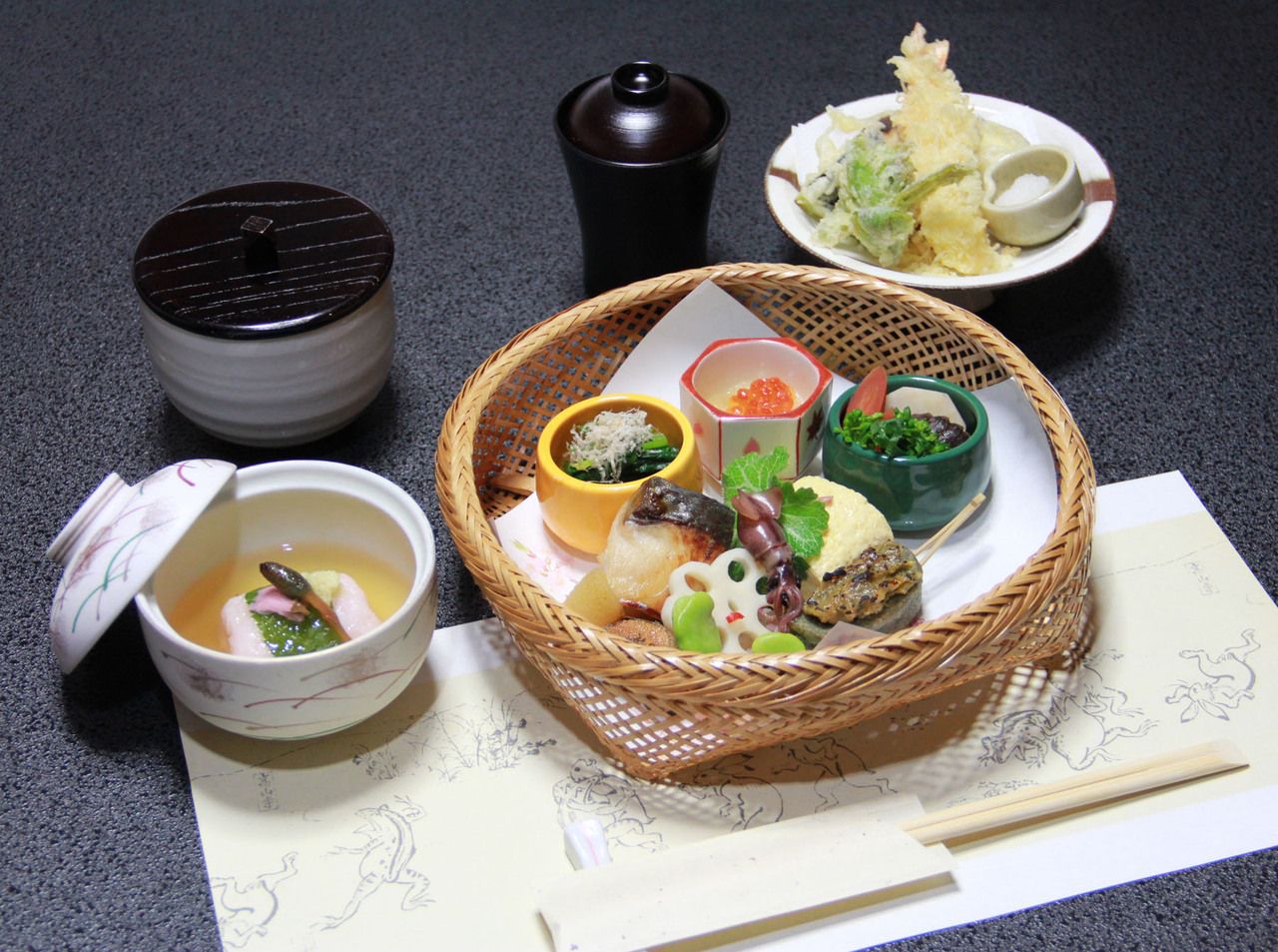 春の花かご　筍や山菜など春の食材満載