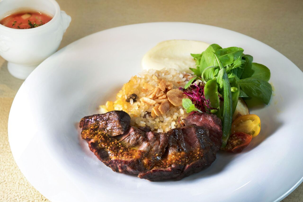 Kuroge Wagyu beef steak with garlic rice (with today's soup)