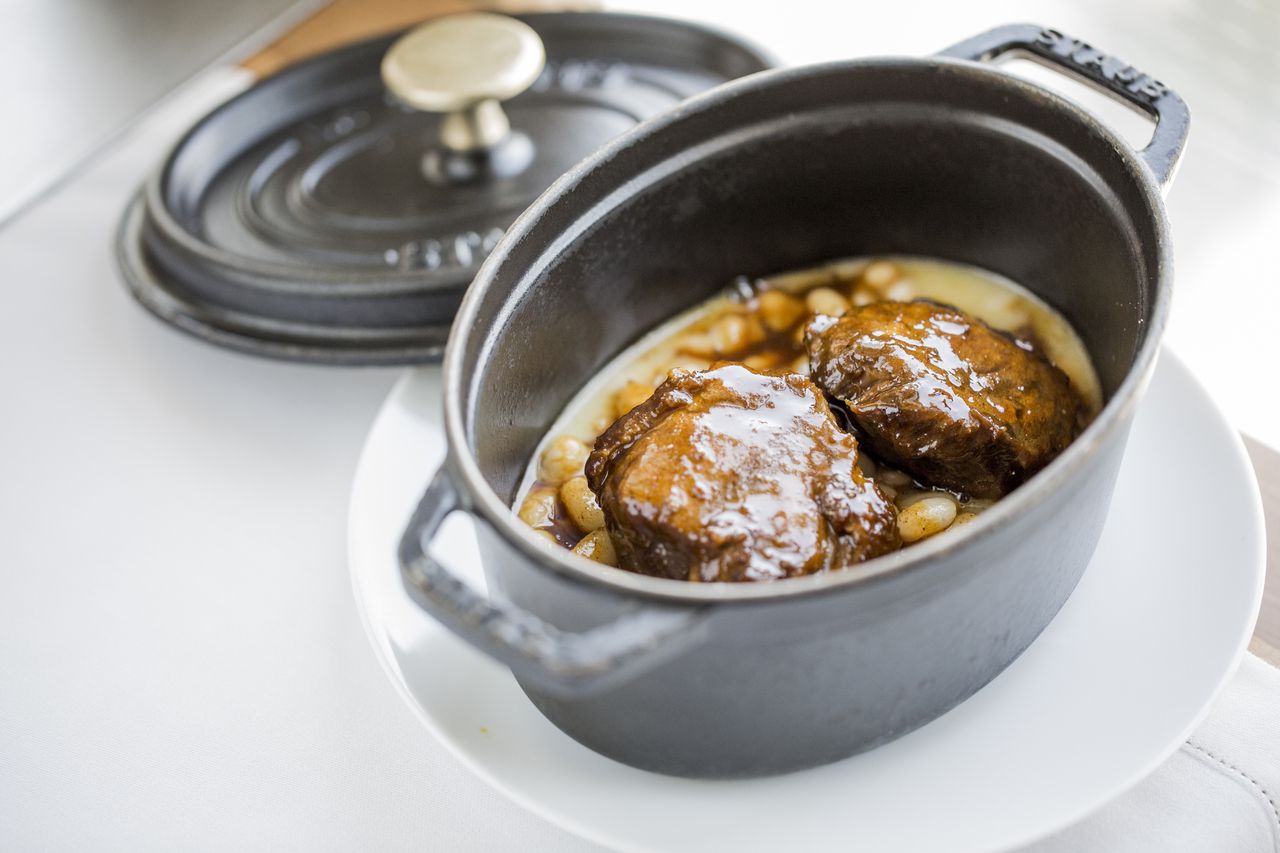 weekdays only starter + 2main course + dessert + coffee 9000yen→8200ye