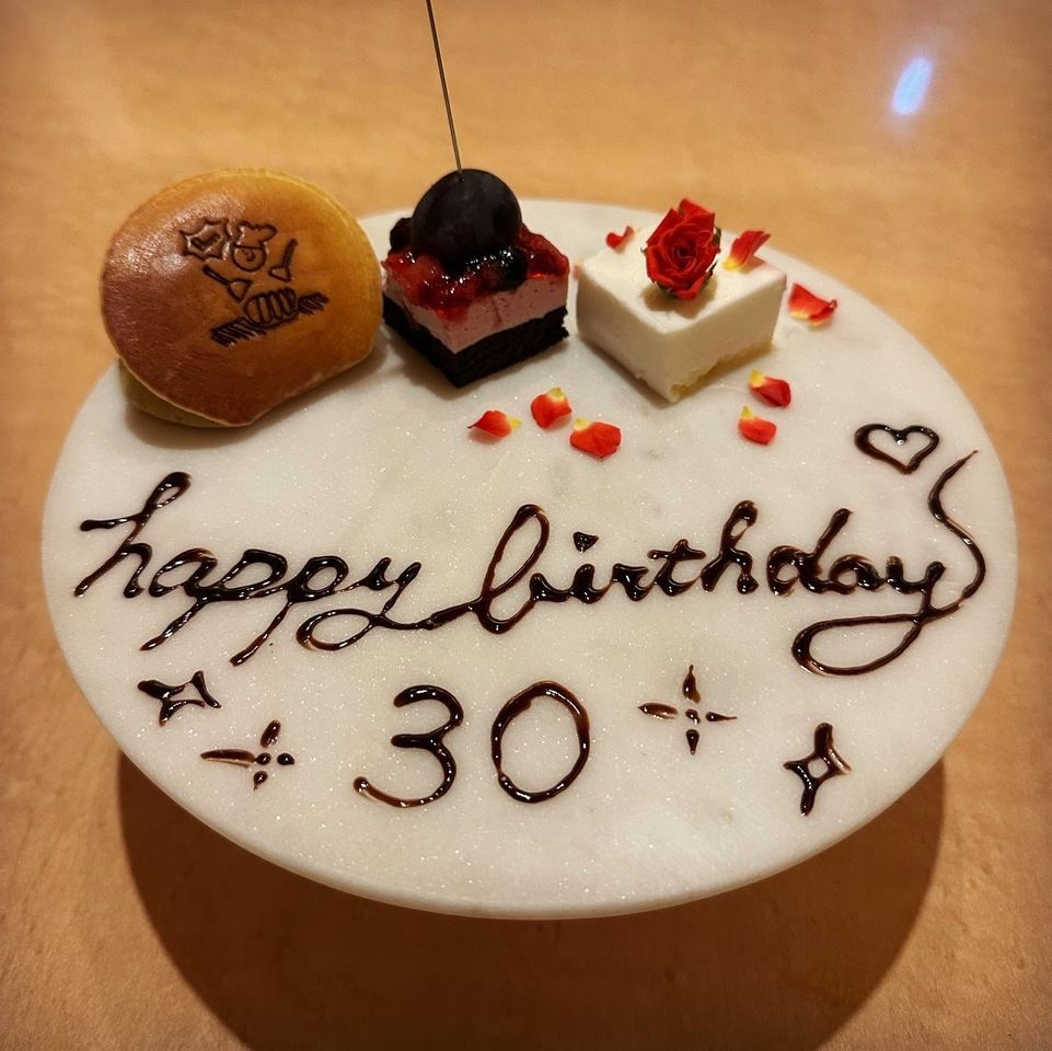 【週年慶12,800日圓套餐】提供敬酒飲料和寫有留言的甜點盤。黑毛和牛的魚片和瘦肉部分的比較等11道菜品