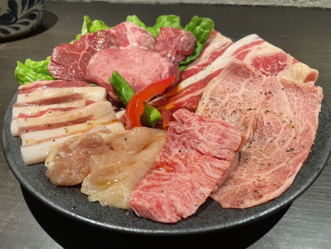 A slightly luxurious yakiniku set for comparing tastes