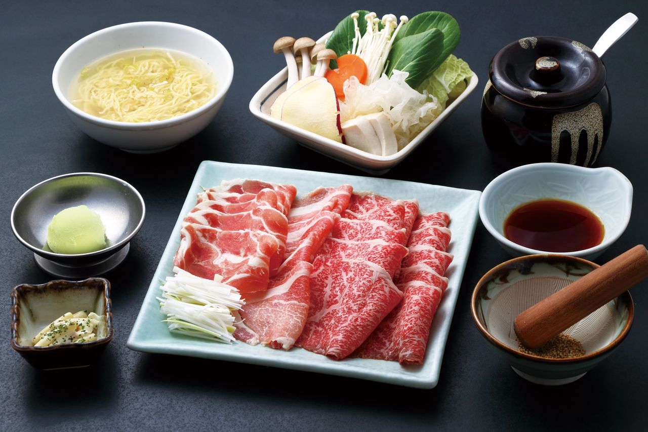 〈特選〉【松阪 コース】 ￥7,500 三重県産松阪牛もも肉の旨味とお好みの2種のお肉を選んで楽しめる！松阪牛とバラエティ豊かな味わいを存分にご堪能いただけます。