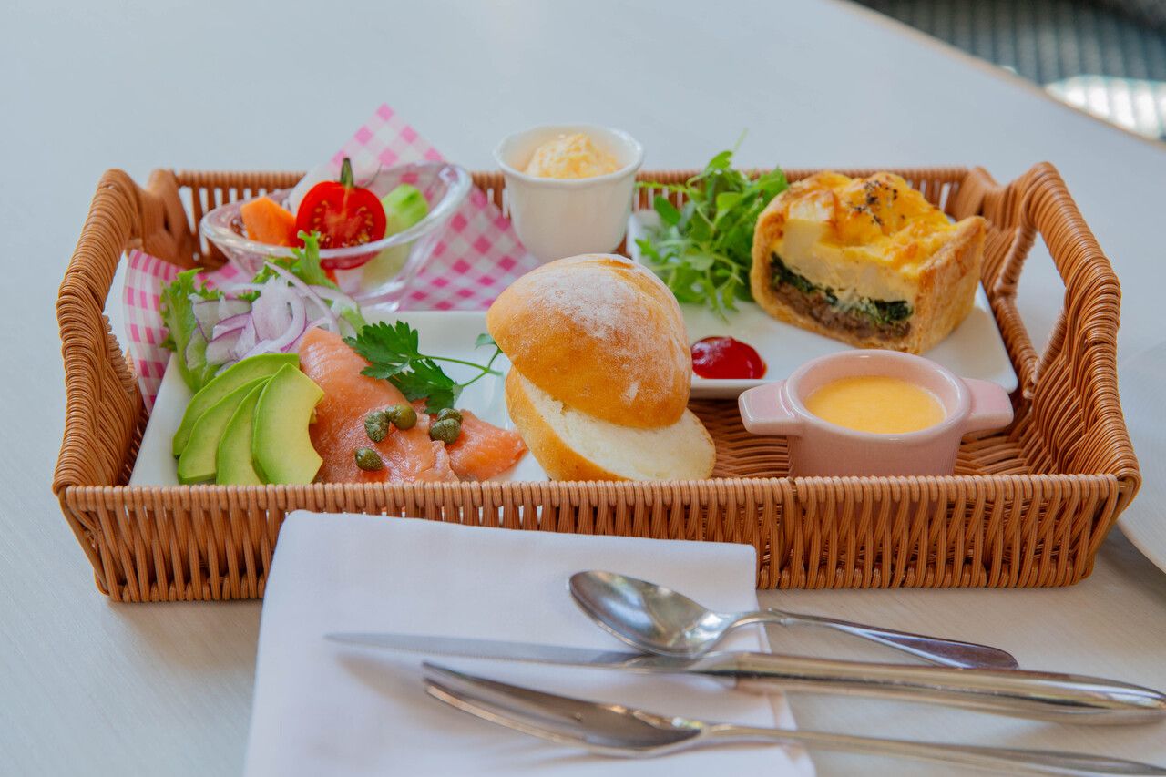Moore House Basket Lunch | Salmon & Avocado (with drink)