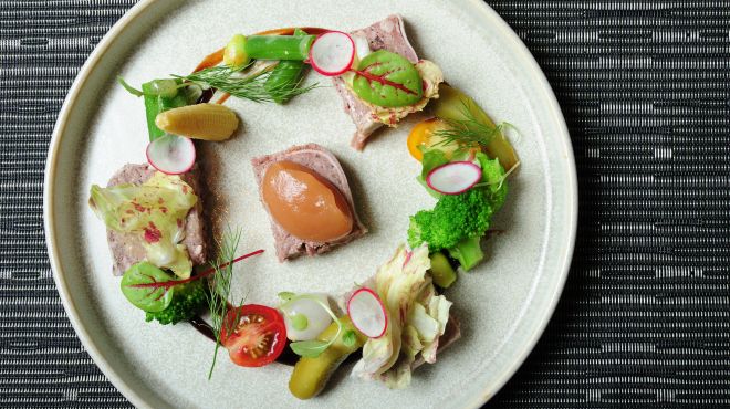 4皿のコース（前菜　魚料理　肉料理　デザート）