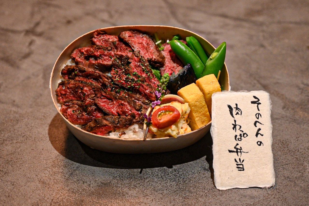 「そのへん」の「肉わっぱ弁当」 2000円（税込）