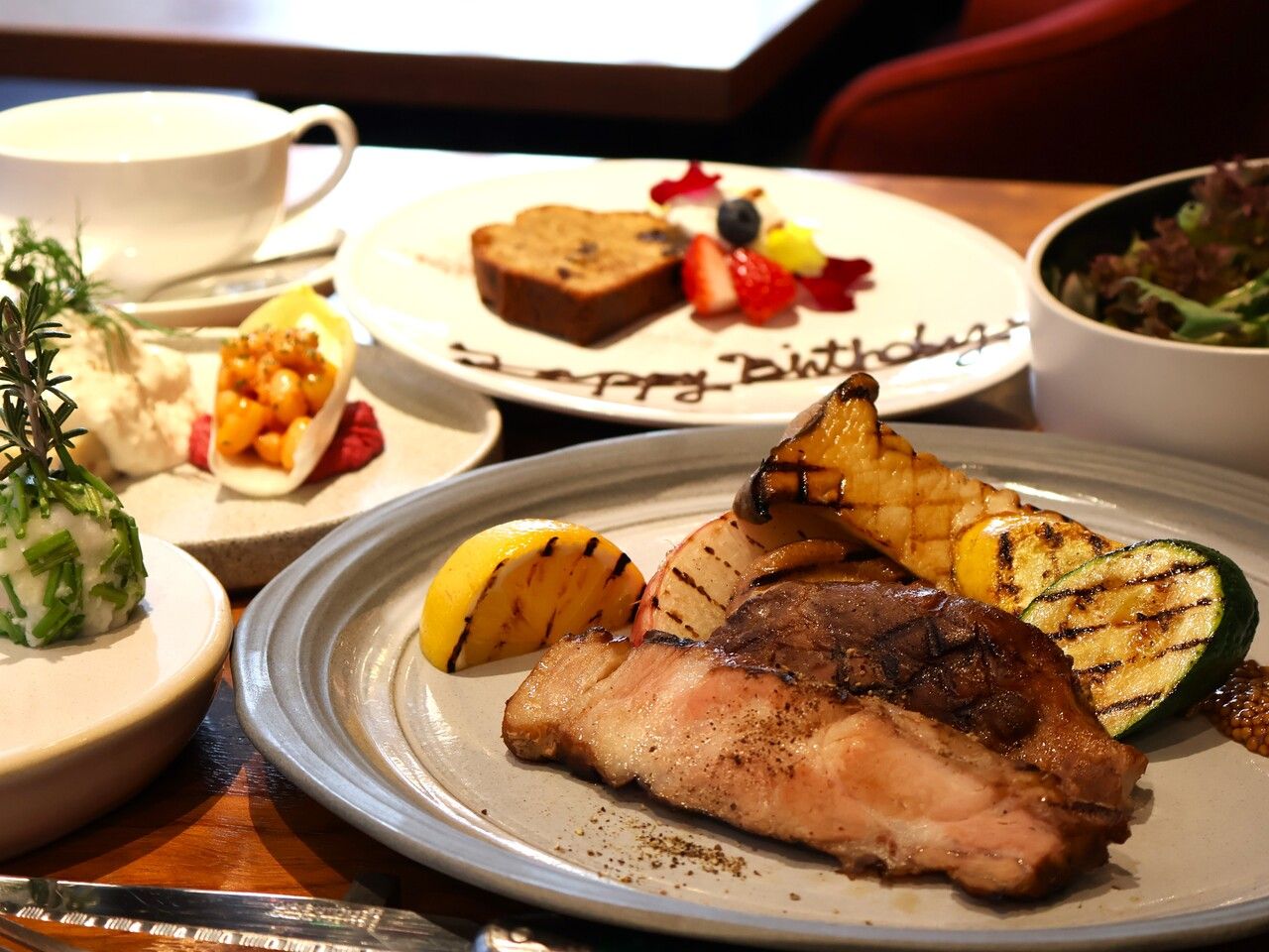 【ランチ限定アニバーサリーコース】＜ANNIVERSARYコース＞記念日/お祝いに♪メッセージ入りデザートプレート付き！加藤ポークのメインなど全6皿+食後のコーヒー、カフェラテまたは紅茶+メッセージプレート