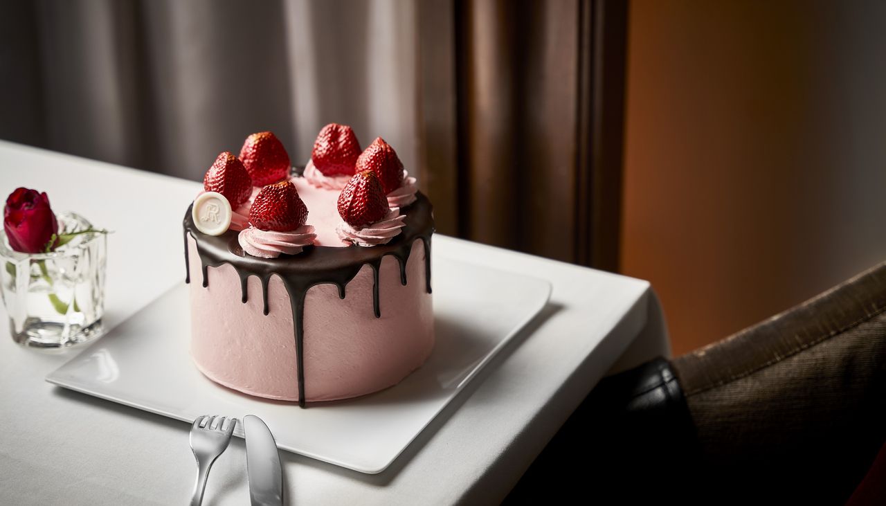 Strawberry and chocolate layer cake / diameter 15cm