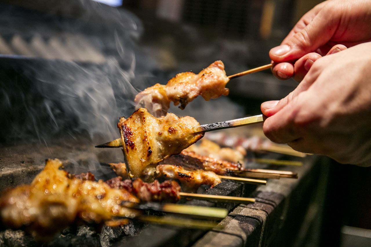 【歓送別会におすすめ！】炭火焼き鳥と名物料理を気軽に楽しむプレミアム飲み放題付きお任せコース（全10品）
