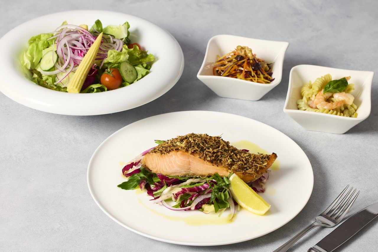 Sauteed salmon with tahitian and onion