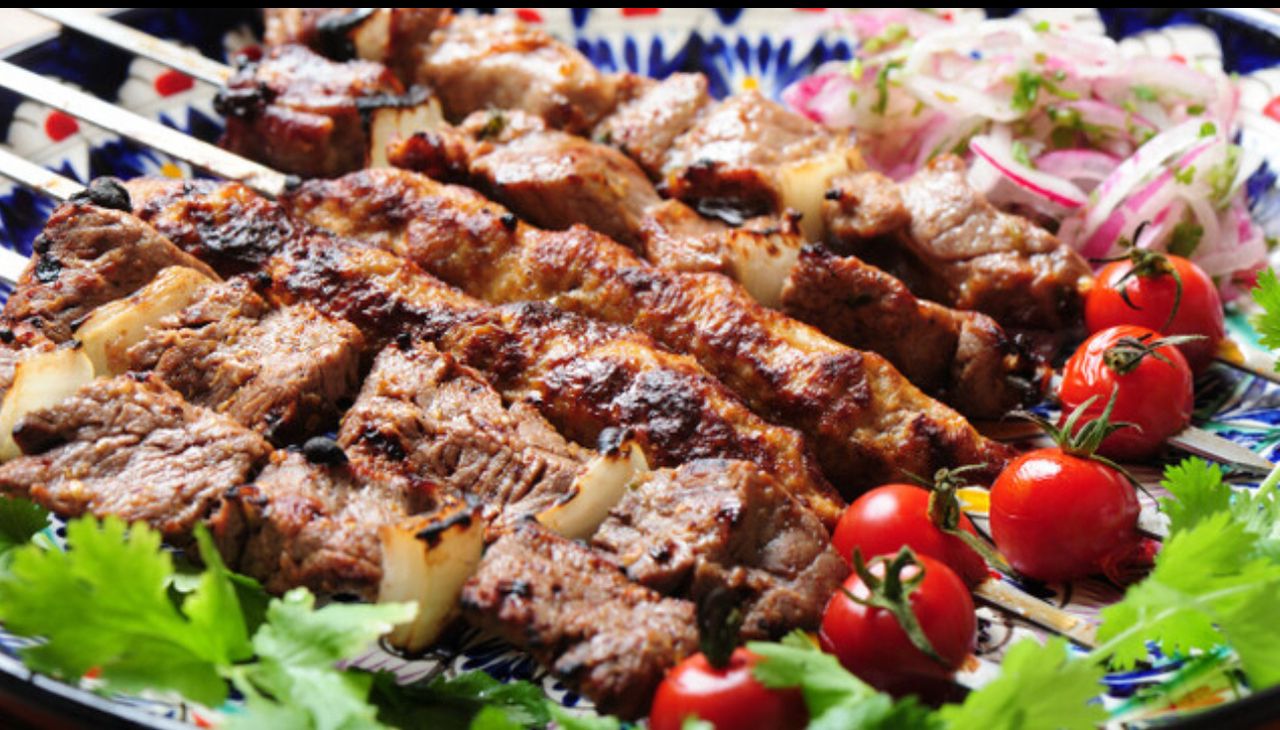 [Piatto Premium] Un pasto di 6 portate incentrato su piatti di carne come "shashlik" e "kozon kebab"