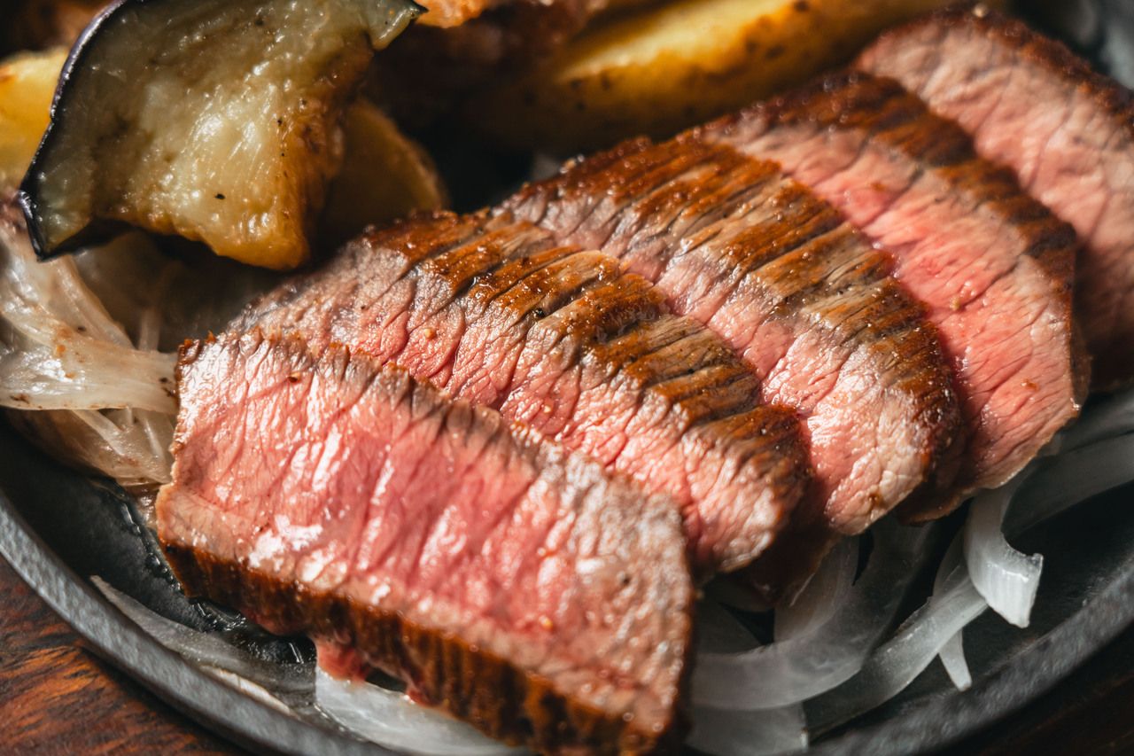 ♠︎고급 타파스가 포함된 고베 비프 A5 등급 철판 스테이크 — 담백한 부위 200g♠︎ (접시에 담아 제공 가능) 전채 모둠·스프·샐러드·수제 필라프, 백미 또는 빵, 디저트 포함입니다. ◎ 특선 담백 부위 또는 마블링(지방이 많은) 스테이크로 변경하실 수 있습니다.