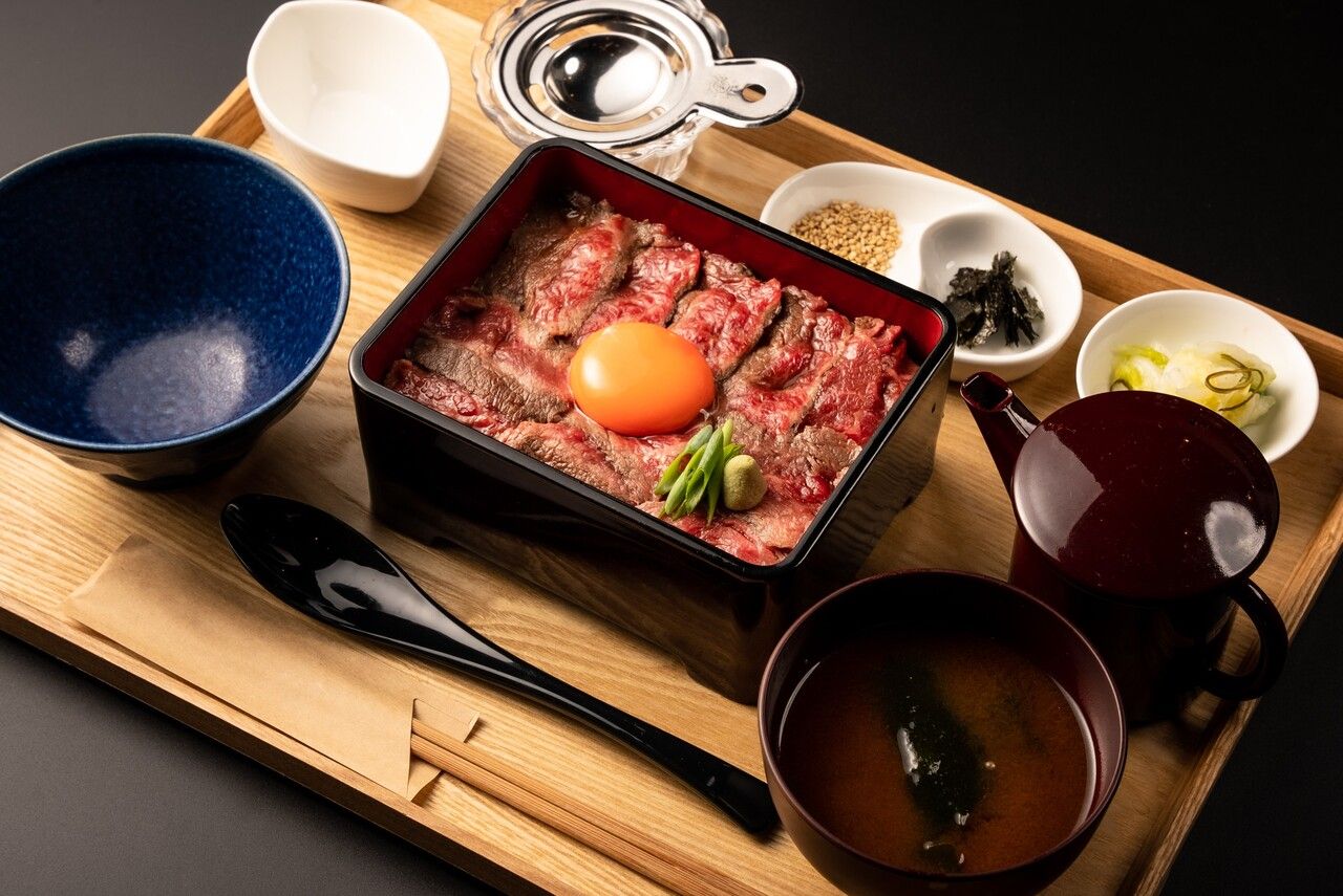 दुर्लभ स्टेक चावल का कटोरा