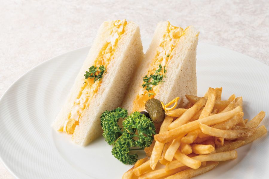 【平日限定 サラダ・スープ付 ランチセット】ごろっと玉子のサンドイッチとポテトフライ