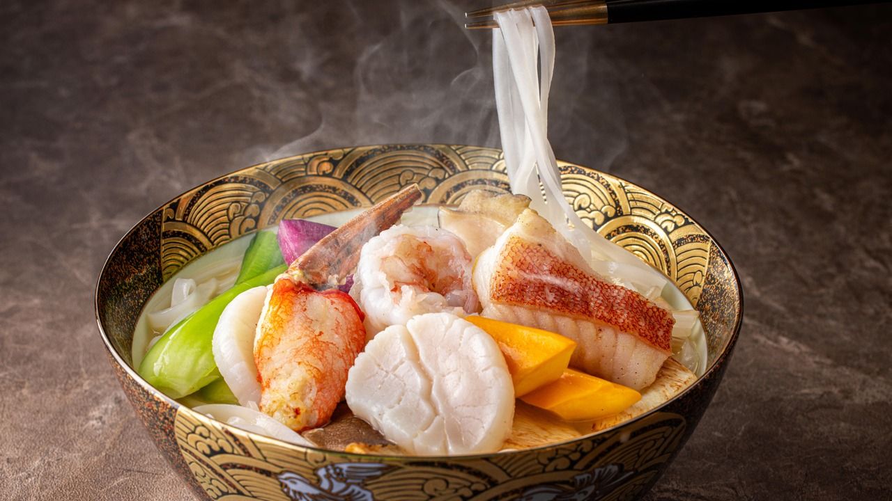 広東式フォー 海鮮と八ヶ岳麦芽赤鶏濃厚スープ