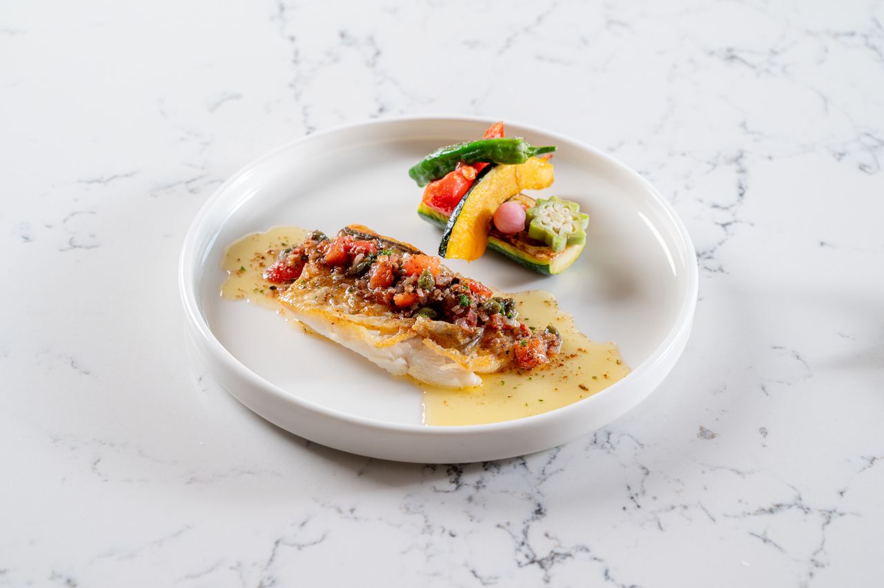 骏河湾的新鲜鱼搭配磐田的时令蔬菜和白黄油酱