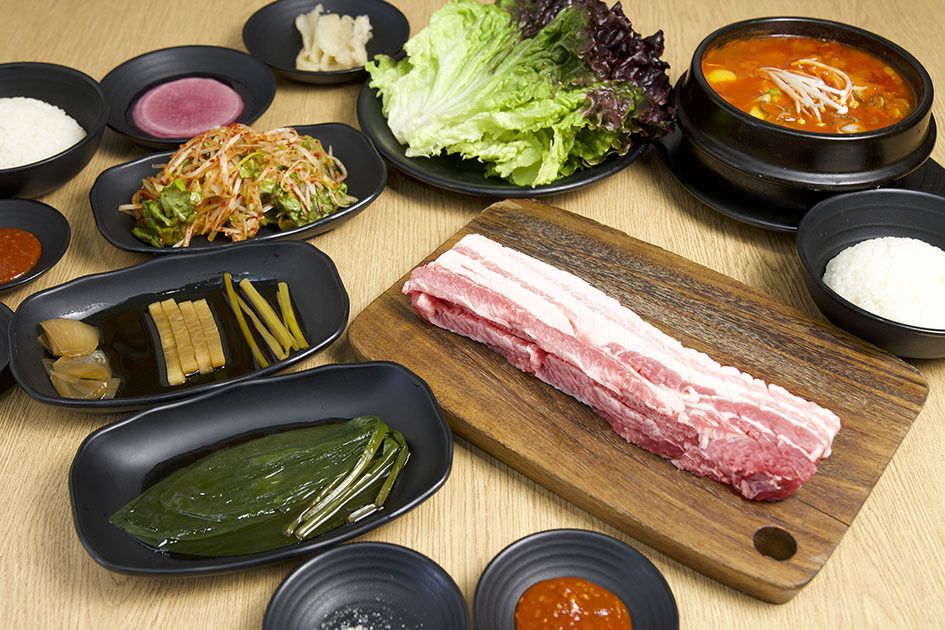 【Corso pranzo】★ Menu ★ Porzioni abbondanti! Samgyeopsal stagionato e scelta di jjigae (zuppa) e altro