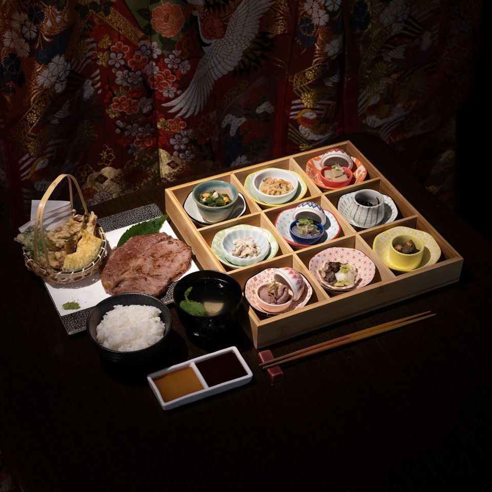 Hanamiyabi Tea Ceremony ~ Domestic Japanese Black Beef Steak, Kyoto Vegetable Tempura, and 9 Kinds of Obanzai Set Meal ~