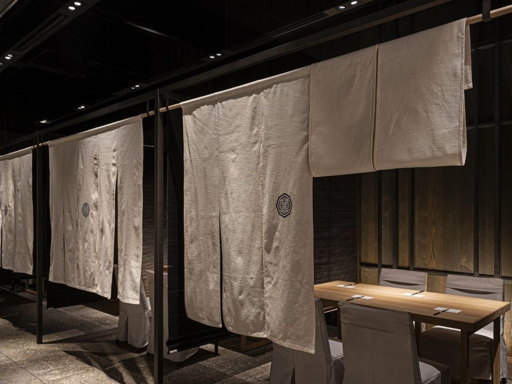 【保证半私人包间及含吐司的午餐】套餐包含以里山食材制作的开胃菜，以及根据每月主题（周六、周日及节假日）选择的主菜。