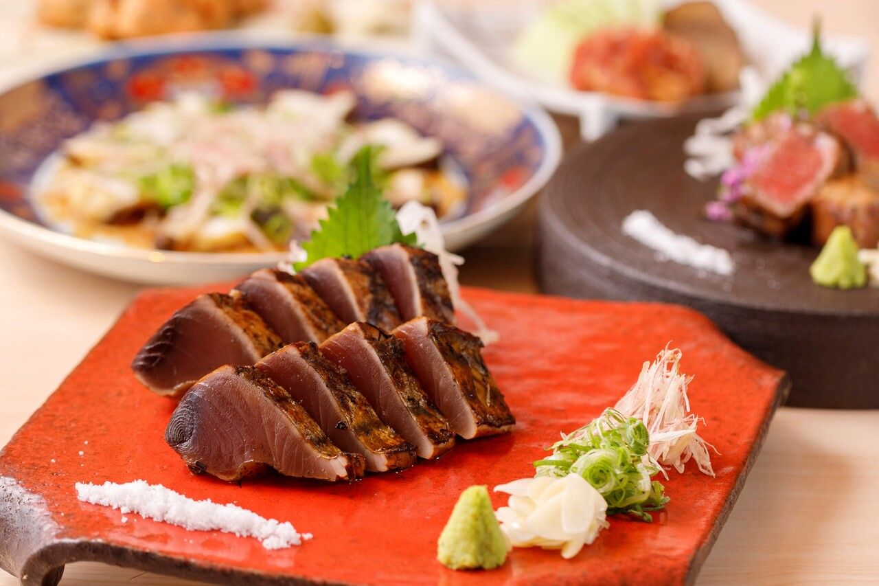 12月【土佐の地酒飲み放題】名物かつをの藁焼き塩たたきとかつをのお造り食べ比べ全14品！【よさこいコース】