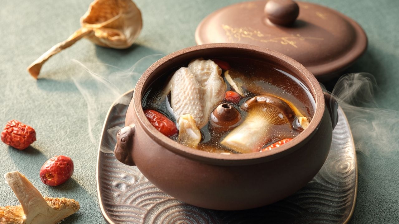 Vapour-steamed Quail Soup with Matsutake Mushrooms 汽锅松茸滋补炖鹌鹑