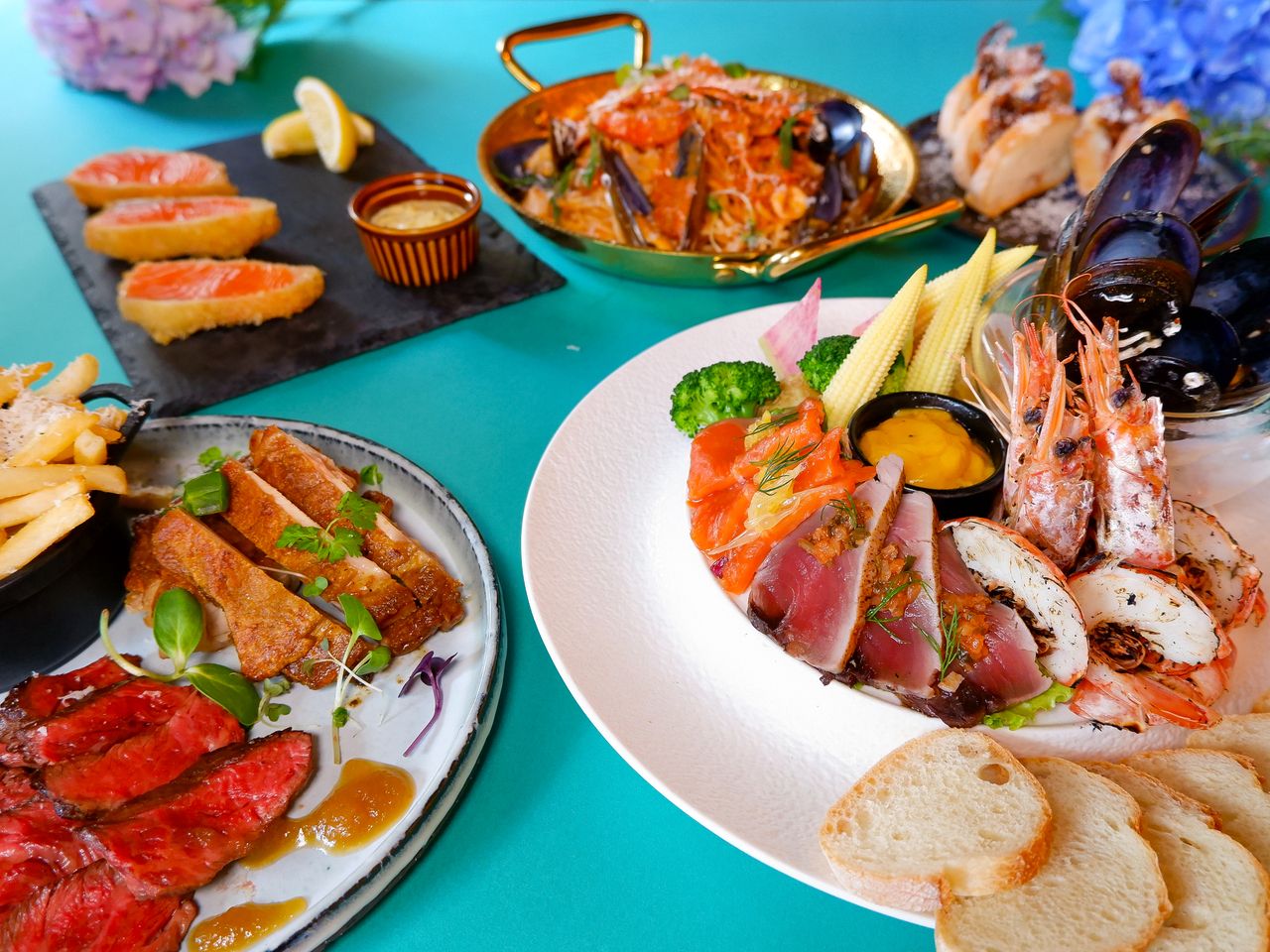 "November" <> Plan A includes "Colorful 5-course appetizer plate" and a double main course of domestic roast beef and roast chicken (5 dishes, 10 dishes total | All-you-can-drink course (draft beer not included)