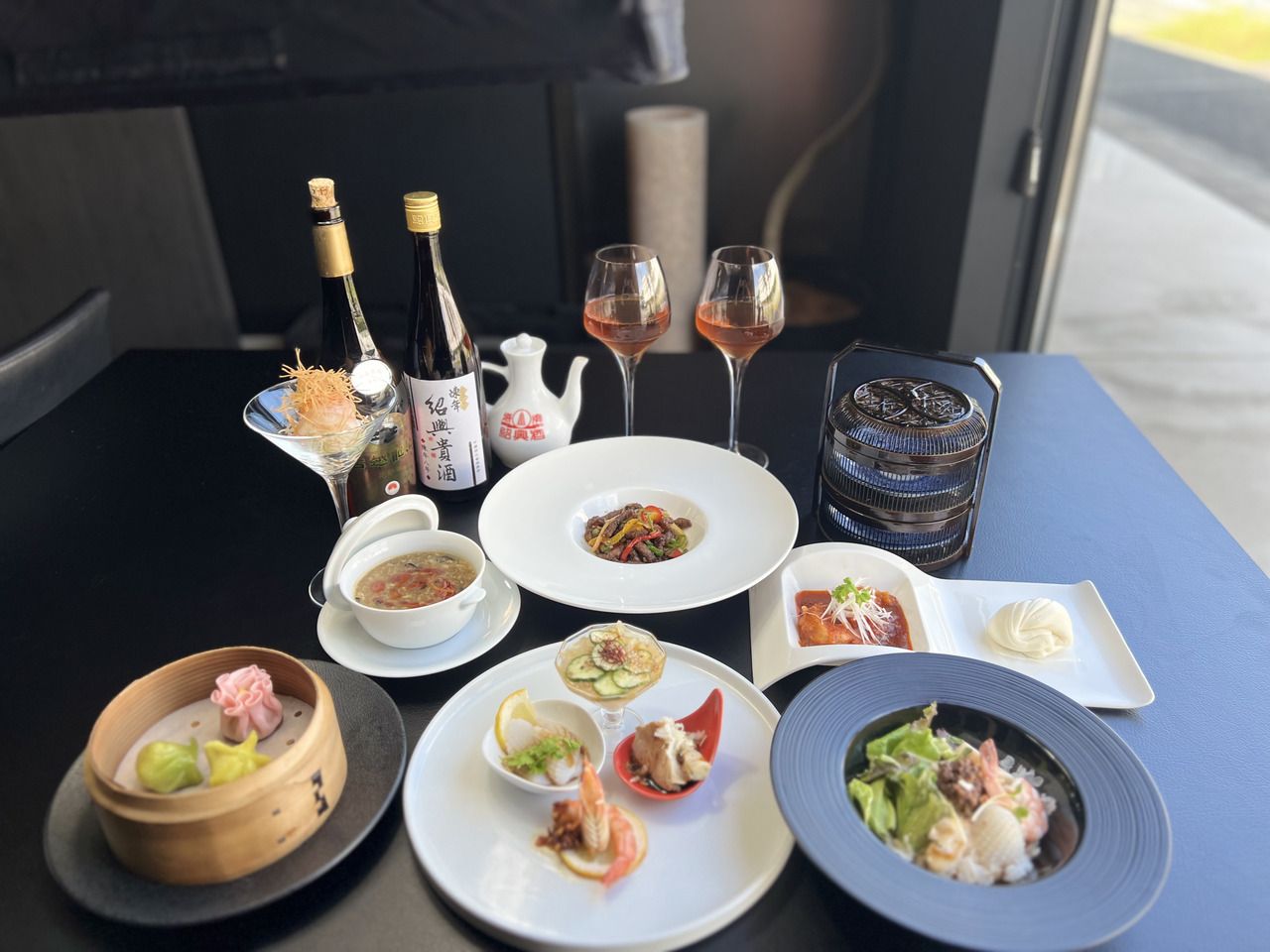 【ディナーコース】楽山コース。フカヒレの蒸しスープ、蝦夷アワビのお料理などスイーツと中国茶を含め全8皿のコース料理です。接待、忘年会や新年会などに人気です。（要予約）