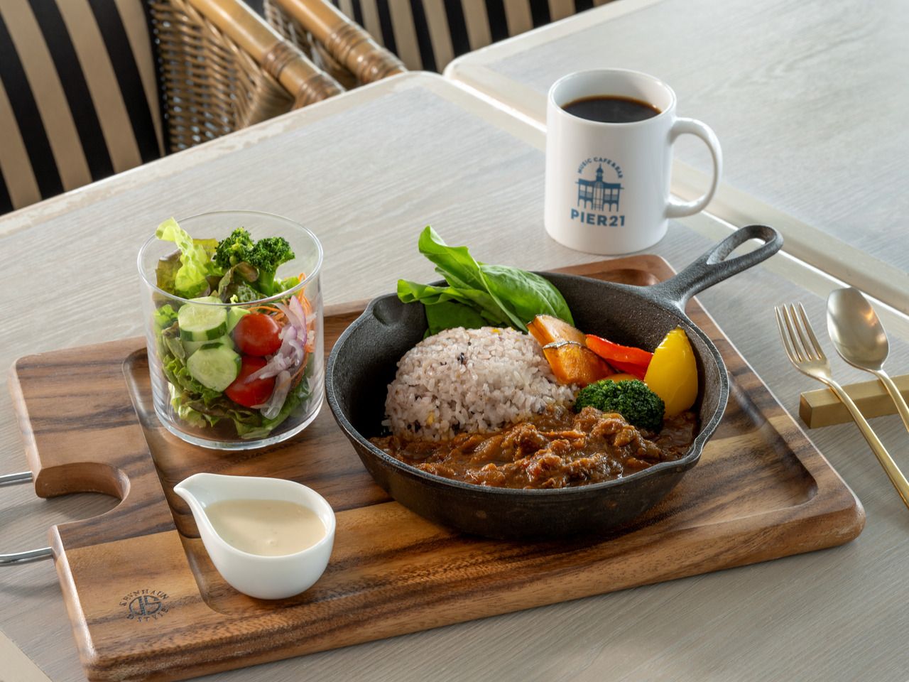 [Light Meal Set] Slowly simmered beef shank curry with mixed grain rice and cream soda | 3,200 yen