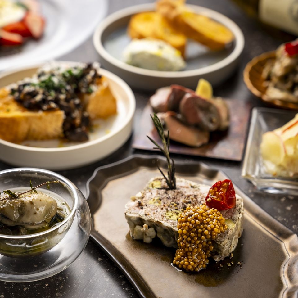 《一番人気のスタンダードコース》魚・肉のメインを2種類と多様な一品メニューを加えた大満足のシェアコース