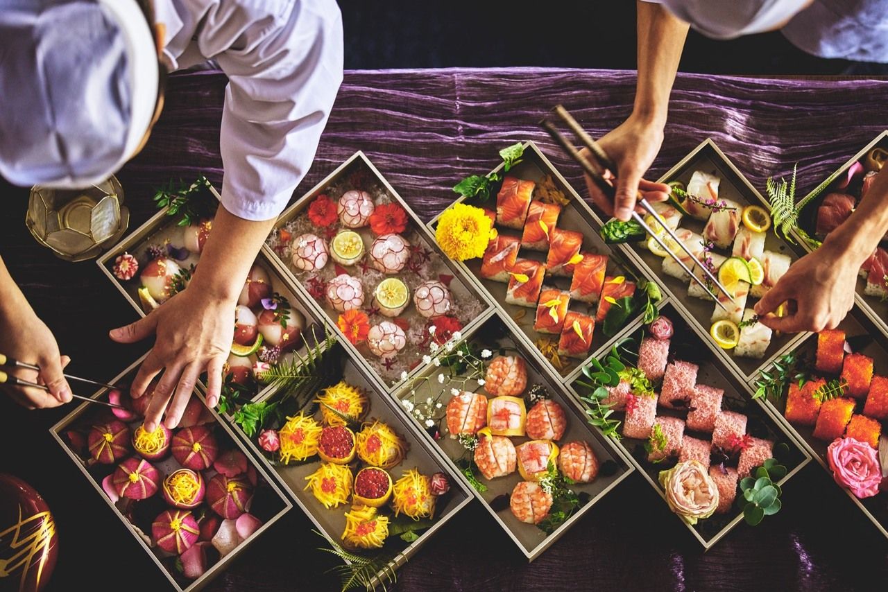  【節分福づくし～1/31・2/1限定】　16手の手毬寿司盛合せ〈天麩羅・おばんざい・デザートのビュッフェ付き〉