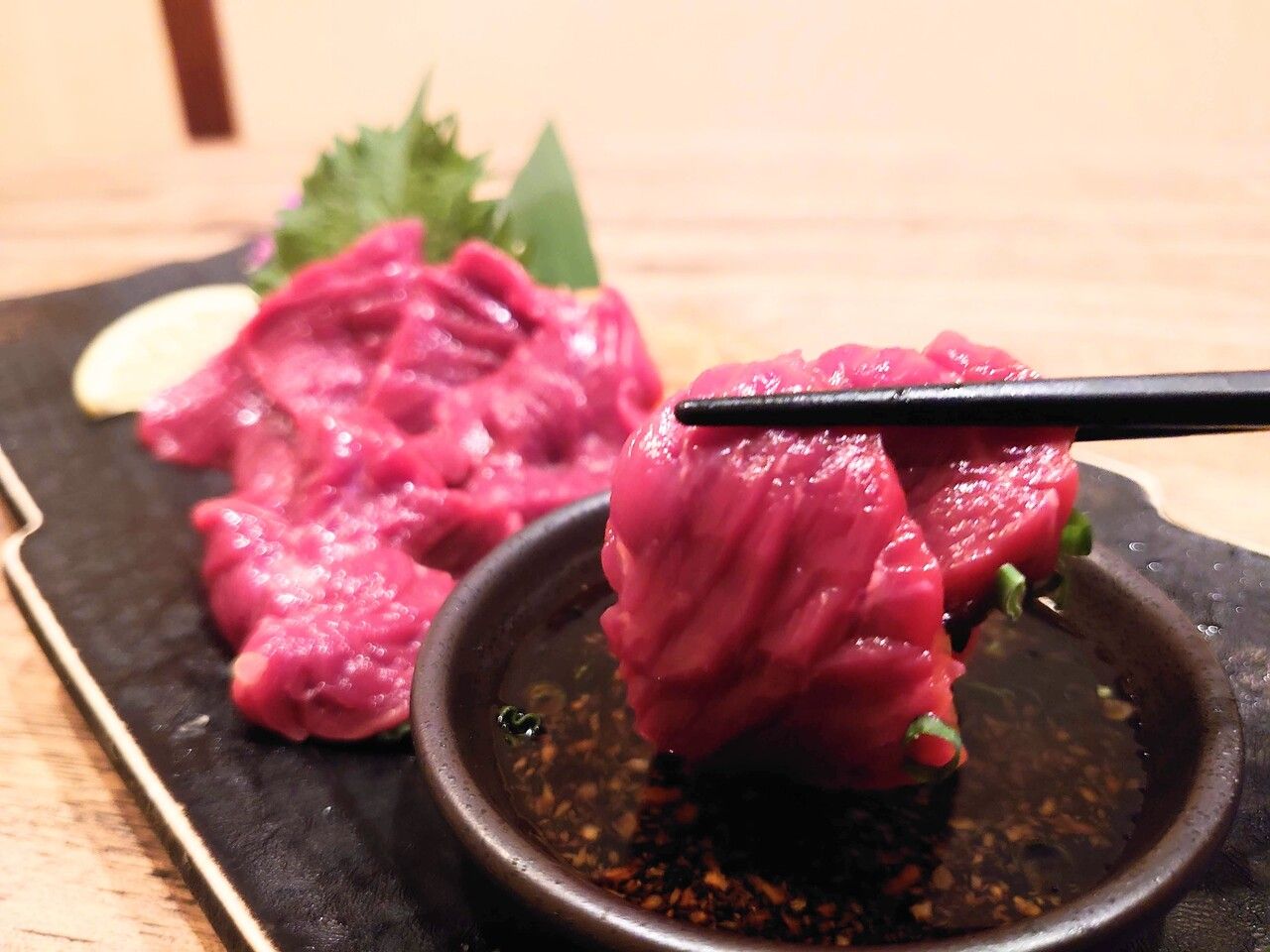 Special early summer banquet course (10 dishes) including premium lean horse sashimi directly from Kumamoto, with 120 minutes of all-you-can-drink for 6000 yen (tax included).