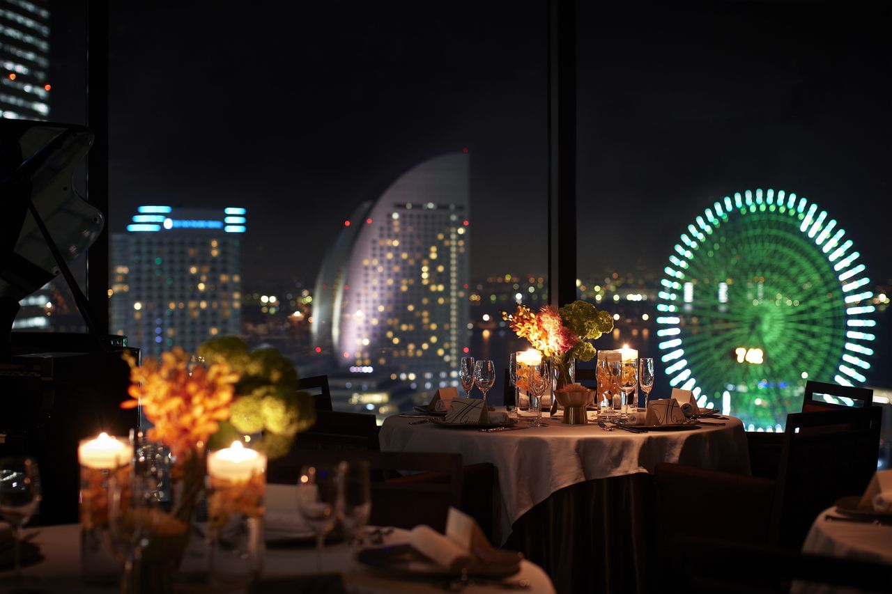 【ChristmasDinner2025】直前割　2列目＜メインダイニング＞特別演出+乾杯酒付き（18：00予約可能）