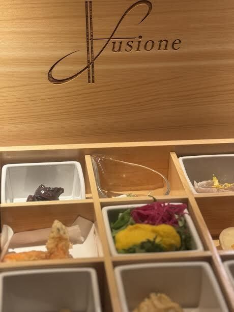 晚餐套餐包含9種開胃菜和炭烤義大利麵作為主菜。