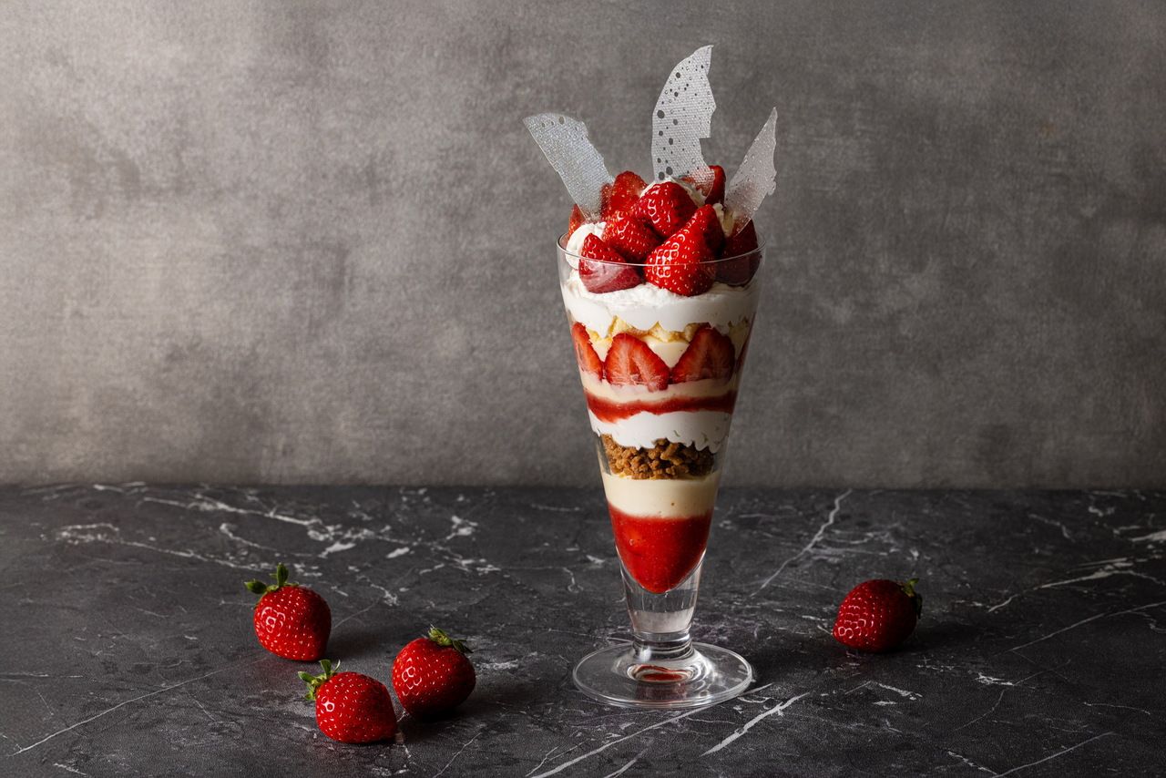 博多あまおうのパフェ（土･日･祝日限定)