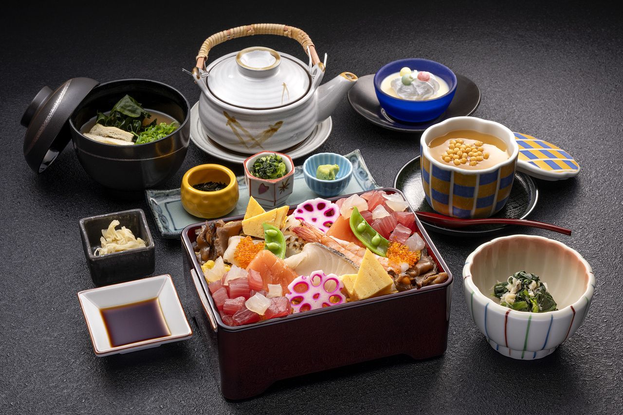 Chirashi sushi set meal