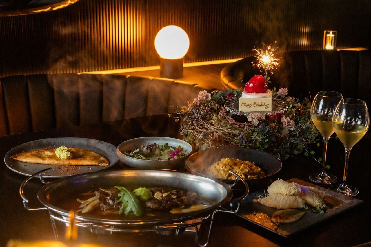 [Platinum Birthday Course] A luxurious anniversary plan featuring popular dishes such as Mexican pizza and Angus steak, with a flower wreath cake and sparkling wine toast.