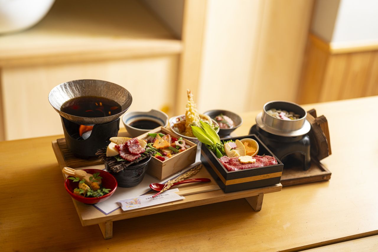 Kyoto Rice Bowl Five-Type Tasting Set ~Wagyu Beef and Mountain Vegetable Moon Viewing Sukiyaki Hot Pot~ (Spring ver./March 1, 2026)