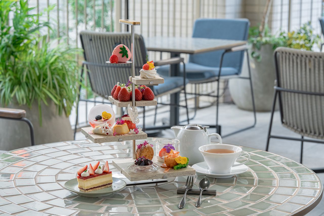 春の花が舞う、いちごのアフタヌーンティー