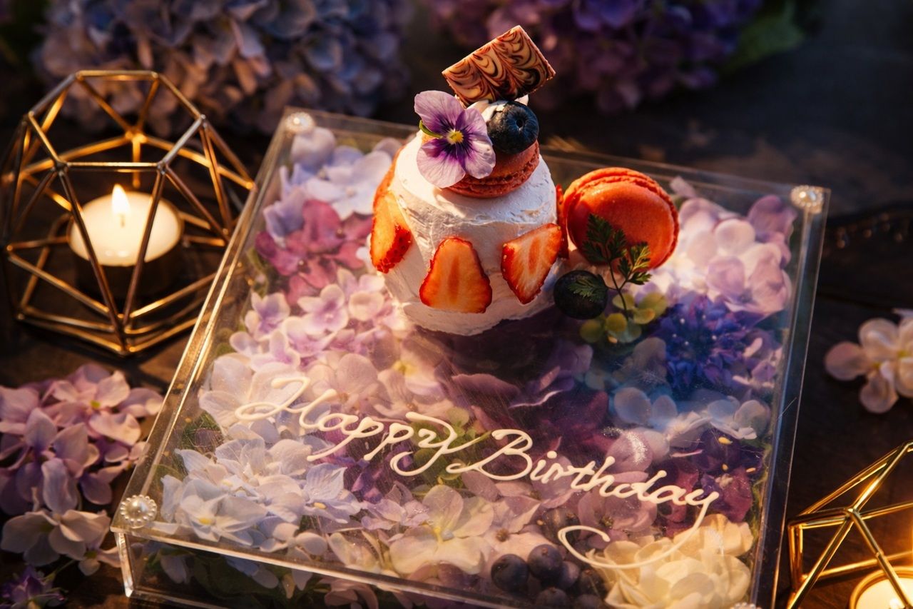 【周年庆～绣球花盛开～（4月14日～）】包含特调鸡尾酒祝酒 ☆ 绣球花礼盒 ★ 特别春季套餐（含祝酒和草莓心形蛋糕）