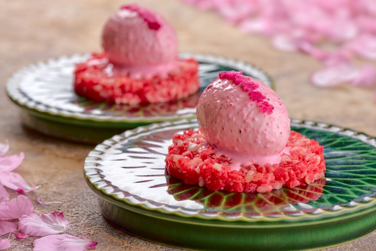 保證包廂。春季【新宿牛光開幕週年紀念套餐】本套餐為紀念新宿牛光開業而設，包含和牛蟹肉鮭魚籽熱狗、春季雞蛋蛋黃醬熱狗以及精選菲力牛排奶油蛋捲三明治。