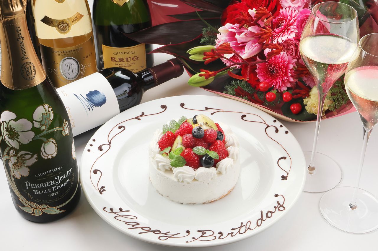【DINNER】 Anniversary Course – Includes a toast drink. The main dish features Wagyu beef and USDA Prime fillet steak; dessert is a whole cake.