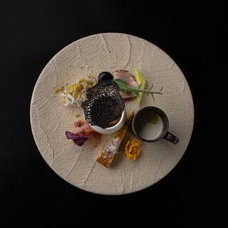 【Web reservation only】Stay until lunch closing time! Enjoy a luxurious assortment of 6 appetizers, choose between seasonal fish or meat dishes, and savor a dessert to round it off.