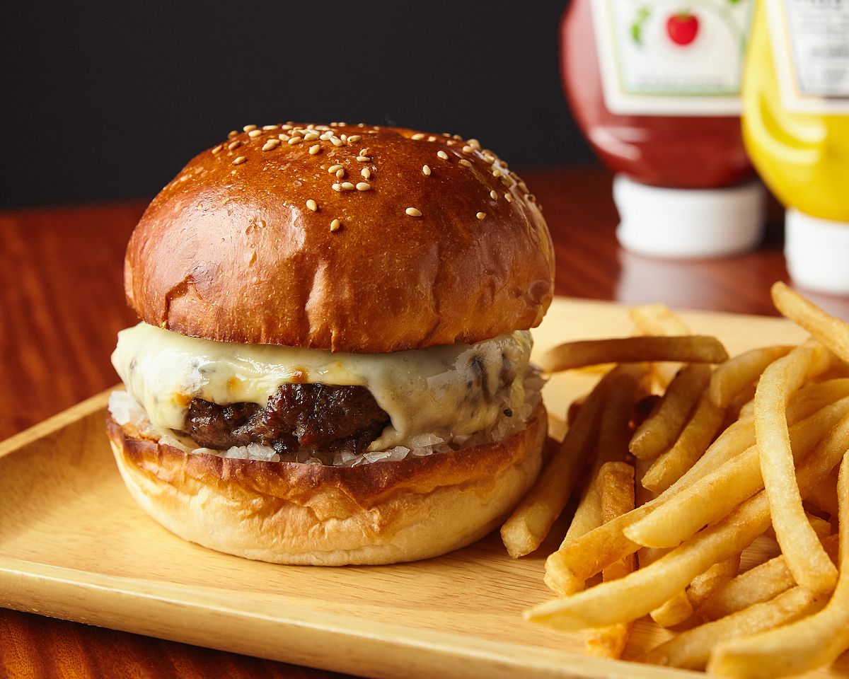【Manzo Wagyu nero】 Hamburger con mozzarella