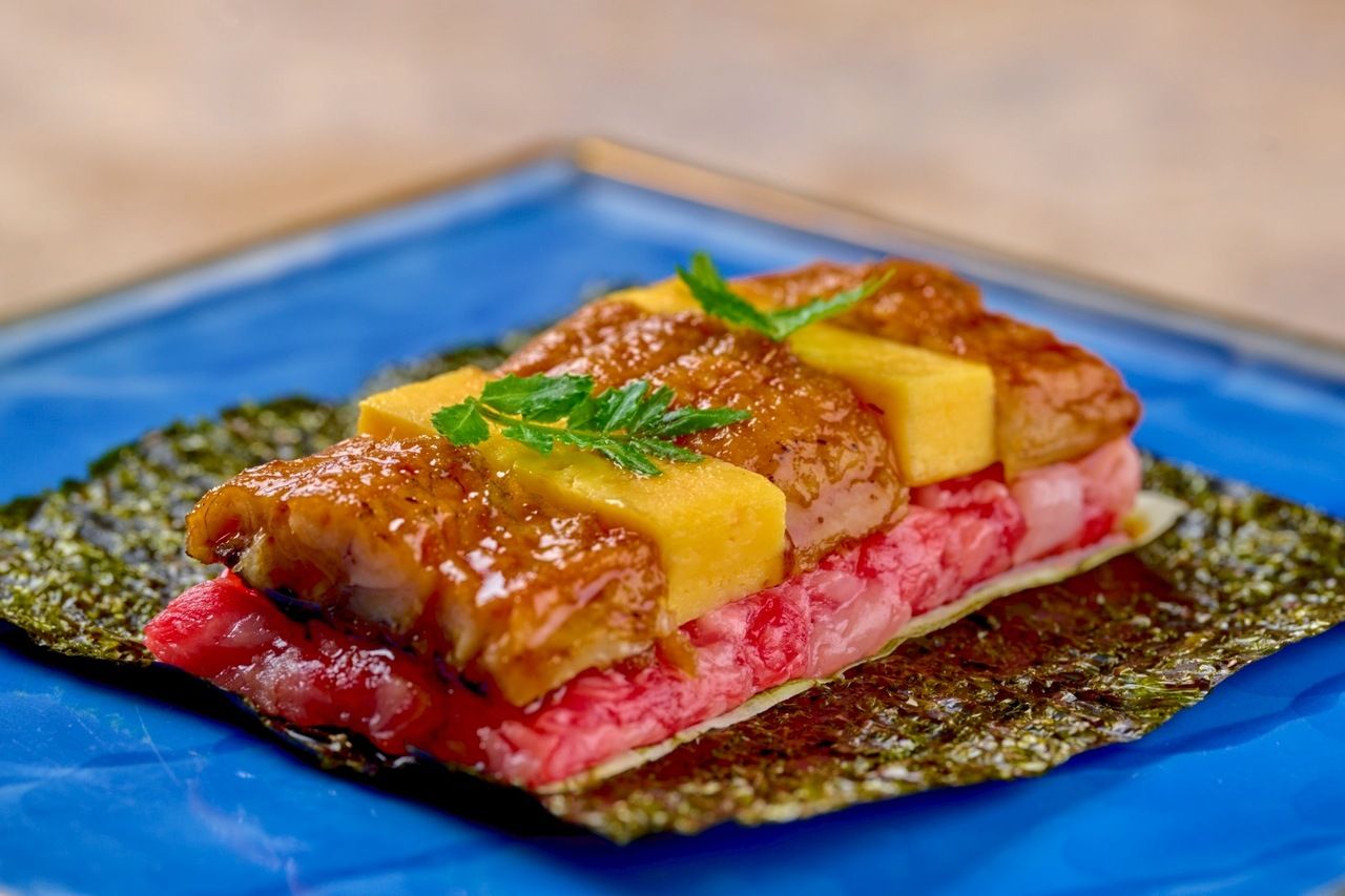 保证提供包厢！全新夏日限定【银座千光烧肉百大名店2025获奖纪念套餐】：“精选和牛鳗鱼生拌牛肉卷”、“香辣塔塔酱肉饼三明治”。精选7种烤肉，配以适合各部位的特制佐料呈上。