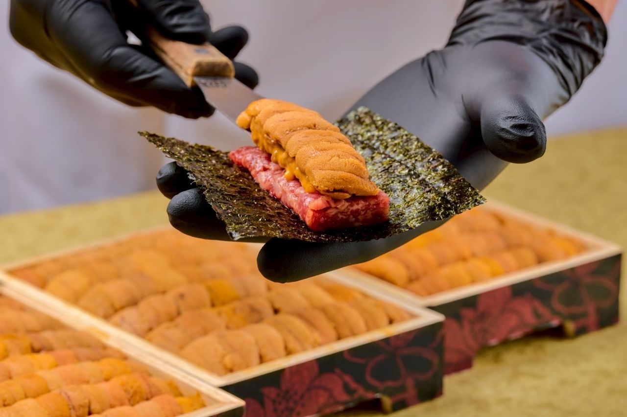 Private room guaranteed! The [Premium Course] includes “Selected Wagyu Uni Yukke Dog”, “Spicy & Savory Filet Mignon Brioche Cutlet Sandwich”, and “Grilled Sukiyaki with Premium Wagyu Filet ~Truffle & Rich Egg Yolk~”!