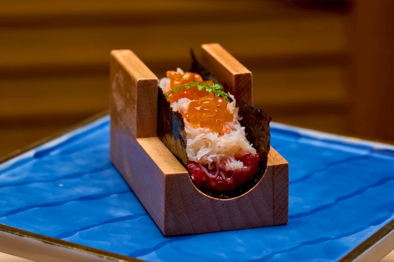 【新宿牛深开业纪念套餐】为庆祝新宿牛深开业而特别推出的套餐。您将可以品尝到“和牛蟹子鱼子酱生牛肉卷”、“精选里脊肉香辣布里欧吐司排三明治”以及7种精心挑选的烤制料理。