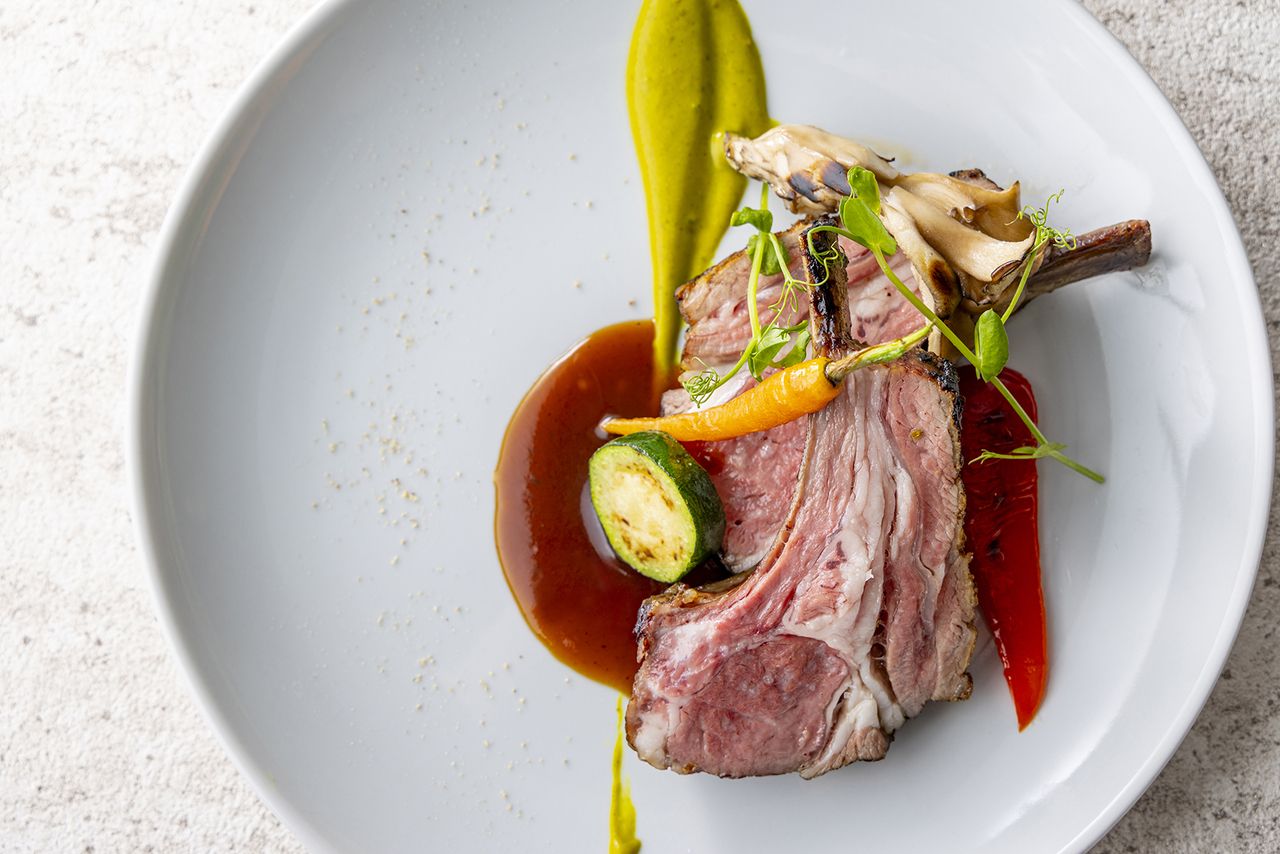Lunch with toast sparkling wine [Australian lamb chops]