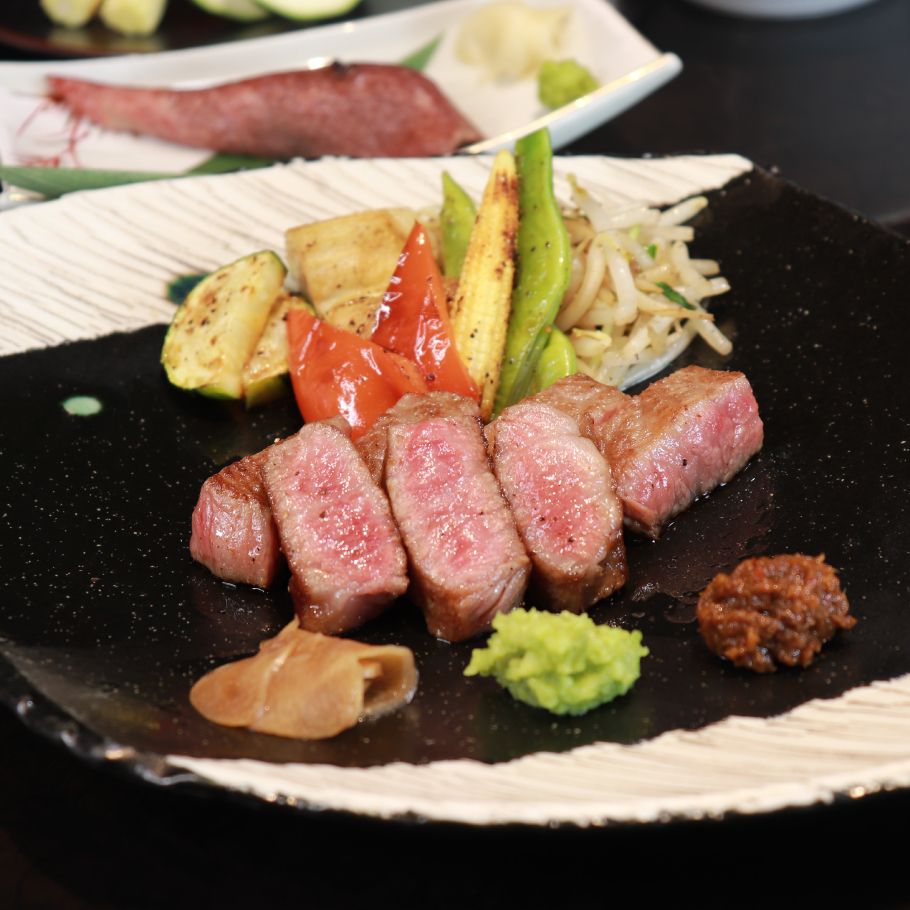 Featuring a Tasting Comparison of 2 Kobe Beef Steaks and Special Kobe Beef Garlic Rice – 6 Dishes
